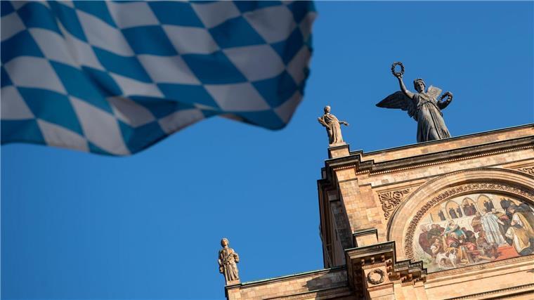 Abgeordnete im bayerischen Landtag müssen bei ihrer Kleidungsauswahl die Würde des Hohen Hauses wahren.