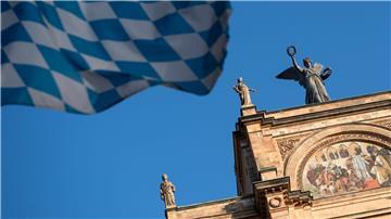 Abgeordnete im bayerischen Landtag müssen bei ihrer Kleidungsauswahl die Würde des Hohen Hauses wahren.