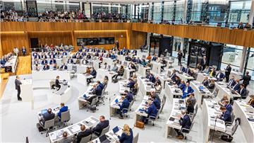 Abgeordnete nehmen im Plenarsaal an einer Sitzung des niedersächsischen Landtags teil.