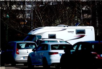 Abgestellt im Wohngebiet: Wer sein Reisemobil in der kalten Jahreszeit auf offener Straße stehen lassen möchte, hat einiges zu beachten.