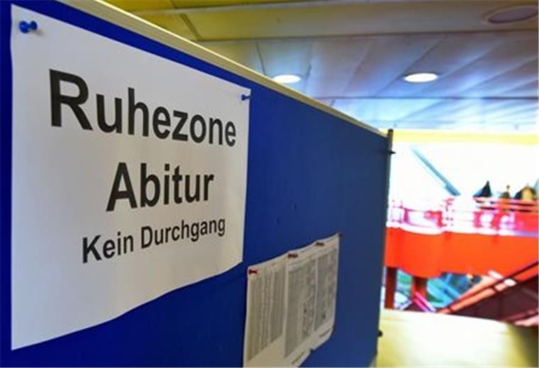 „Abitur – Bitte Ruhe!“ Darum bitten Prüflinge Jahr für Jahr, wenn sie über ihren Aufgaben brüten. Die Ruhe ist in diesem Jahr wohl das geringste Problem, denn die Schulen sind leer, wenn die Prüfungen geschrieben werden. Am Kivinan-Bildungszentrum geschieht das in der Turnhalle.