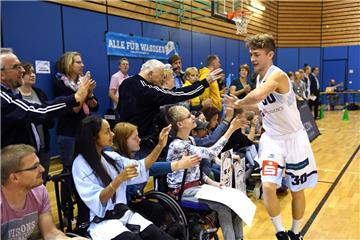 Abklatschen mit den Fans. Eisbären-Talent Vincent Friederici genießt beim "Tag der Fans" das Bad in der Menge. 