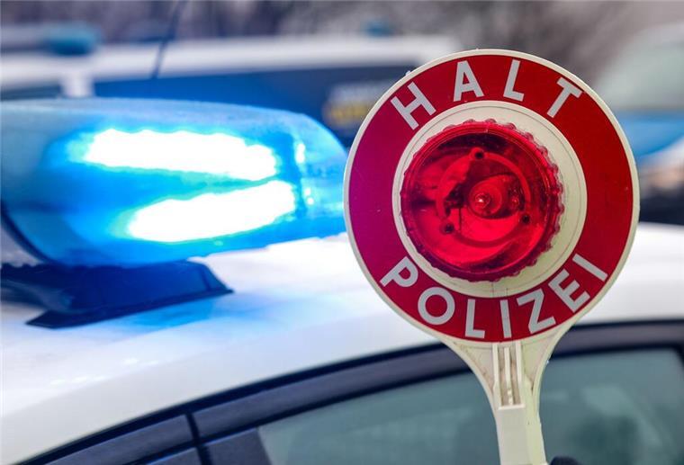 Autofahrer aufgepasst! Polizei startet neue Kontrollwoche Ein Polizist hält eine Polizeikelle für eine Kontrolle auf einem Parkplatz an der Autobahn.