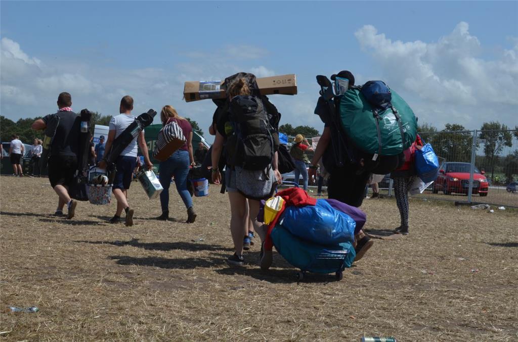 Abreise am Sonntag: Zahlreiche Deichbrand-Besucher bringen ihre Sachen zu den Pa...