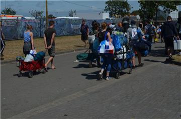 Abreise am Sonntag: Zahlreiche Deichbrand-Besucher bringen ihre Sachen zu den Pa...