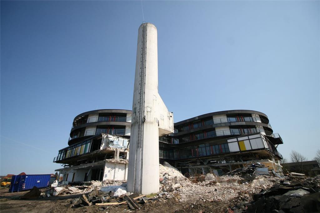 Abrissarbeiten am alten Nordenhamer Krankenhaus. Foto: Lorenz