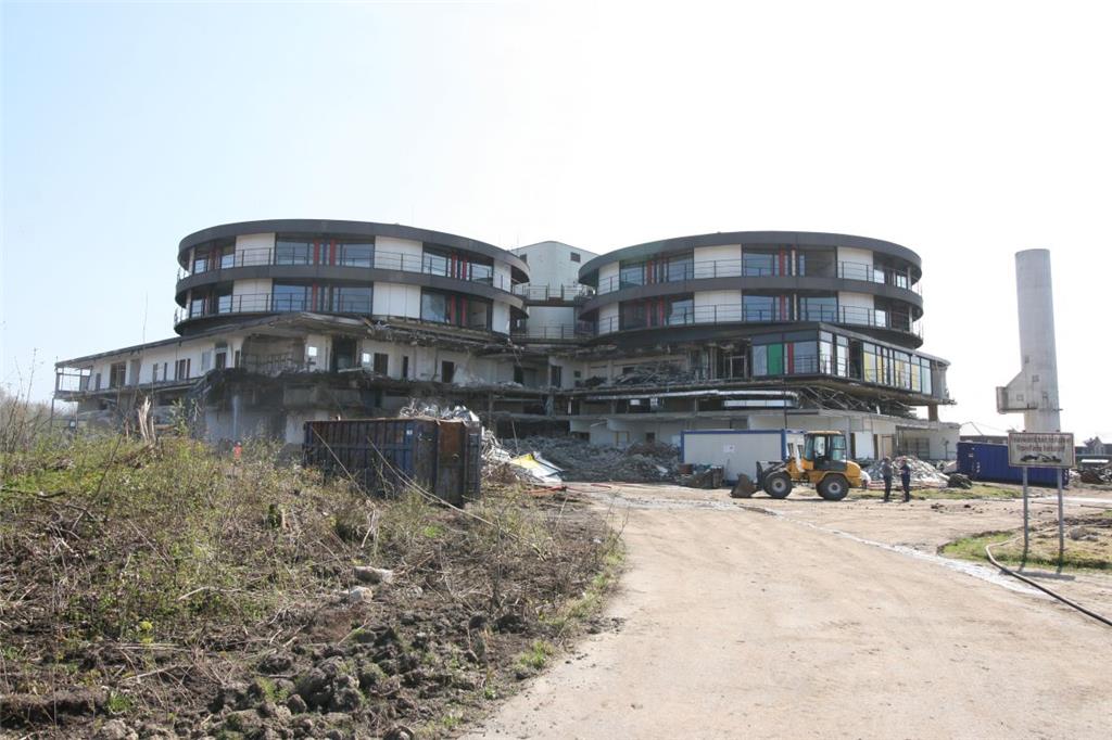 Abrissarbeiten am alten Nordenhamer Krankenhaus. Foto: Lorenz