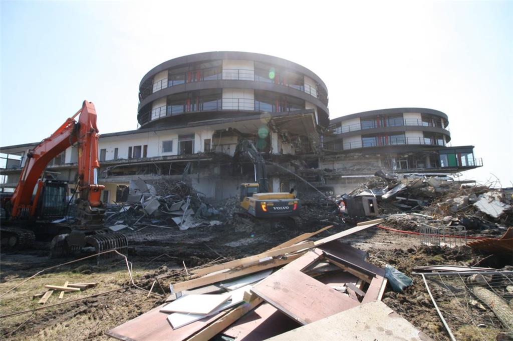 Abrissarbeiten am alten Nordenhamer Krankenhaus. Foto: Lorenz
