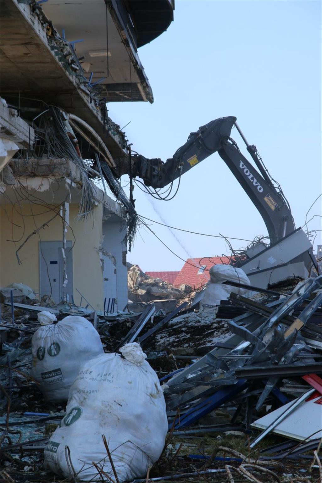 Abrissarbeiten am alten Nordenhamer Krankenhaus. Foto: Lorenz