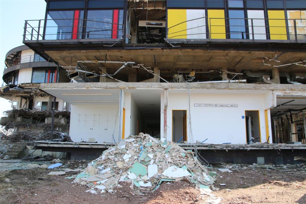 Abrissarbeiten am alten Nordenhamer Krankenhaus. Foto: Lorenz