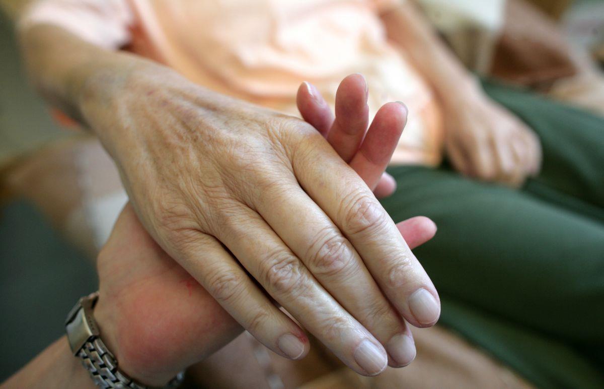 Abschied nehmen ist Teil des Alltags in Krankenhäusern. Seelsorger und Pflegepersonal unterstützen Betroffene.