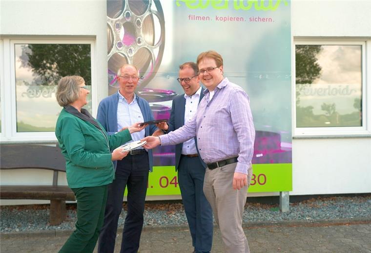 Sieverner Firma Everloid verkauft Digitalsparte Abschied vom Gewerbe- und Technologiepark Sievern (von links): Susanne und Folkert Tienken übergeben ihre Film- und Videodigitalisierung in die jüngeren Hände von Ralf und Claus Duderstadt, die sie von Cuxhaven und Stade aus weiterbetreiben.