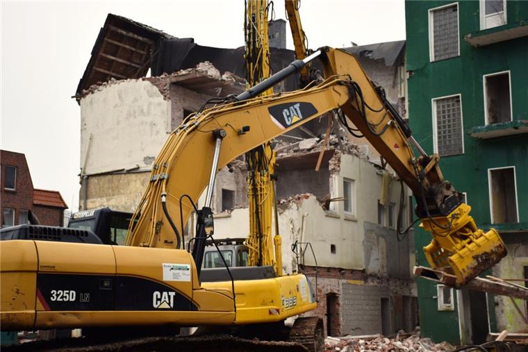 Abschied vom Hotel zur Post und vom Menke-Haus: Zwei Abrissbagger haben an der Rückseite der Gebäude mit ihrer Arbeit begonnen. Bis Donnerstagabend sollen die Arbeiten abgeschlossen sein.