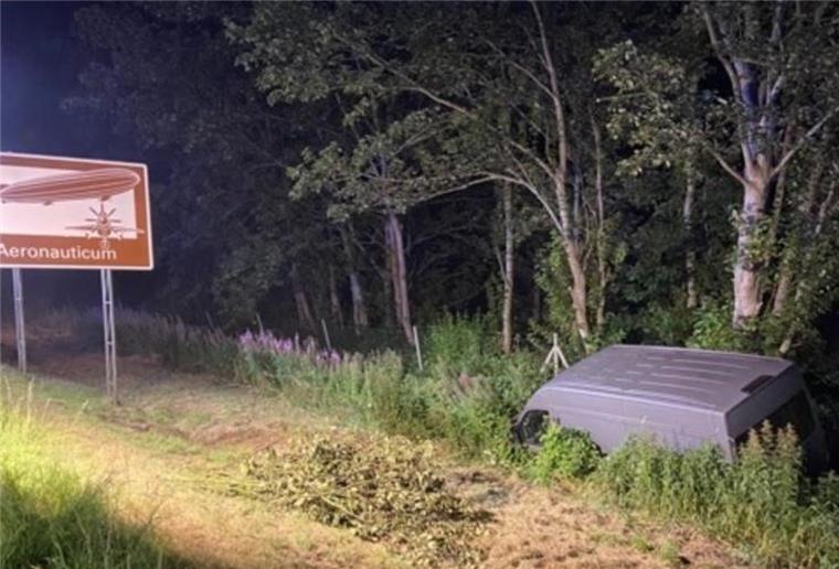 Wurster Norseeküste: Mann nach Unfall aus Auto befreit Abseits der Fahrbahn kam der 44-Jährige ungünstig an einem Wildschutzzaun zum Stehen.