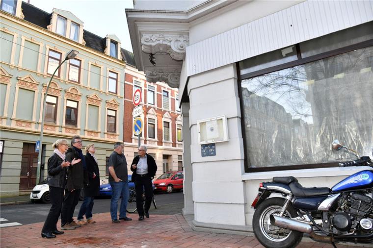 Bremerhaven: Britischer Rugbyspieler eröffnet Bistro-Bar im ehemaligen "La Cigale" Absolut "happy" über das fast fertige neue Inn im alten "Cigalle" sind Hilde Lange, Dieter Rehrbehn, Brigitte Hawelka, Paul Marper und Fritz Lange.