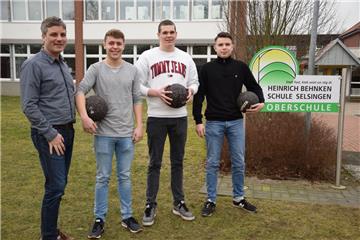 Absolvieren ihr Freiwilliges Soziales Jahr (FSJ) an der Oberschule in Selsingen im Sportbereich (von rechts): Franzson Brunckhorst, Benno Kronfeld und Colin Galda. Ihr Mentor ist der Didaktische Leiter Timo Brokmann.  