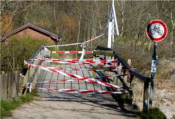 Absperrband ist an der Brücke an einem deutsch-dänischen Grenzübergang angebracht. Urlauber aus Deutschland werden weiterhin vorerst nicht nach Dänemark einreisen können.