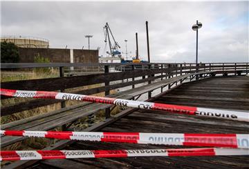 Nordenhamer Hafen, Flatterband, Polizeiabsperrung.