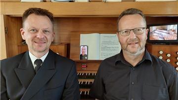Absprachen vor dem Konzert (von links): Oberstabsbootsmann Volker R., per Handy zugeschaltet der Organist Tobias Lindner und David Schollmeyer.