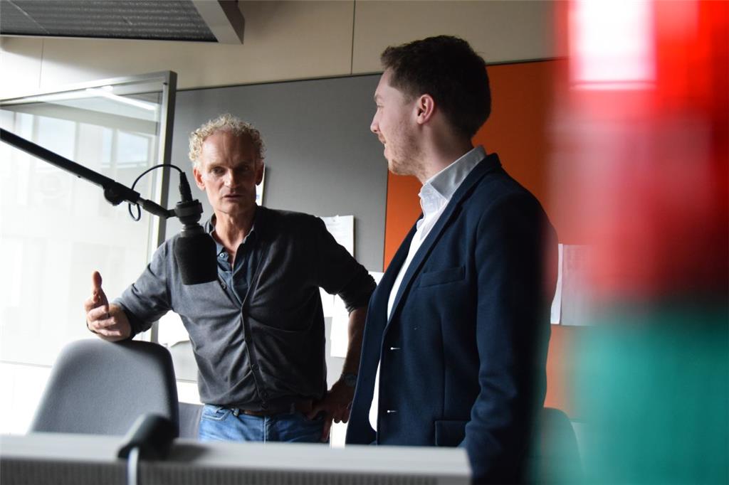 Absprachen vor der Sendung am Nachmittag: Moderator Jörn Albrecht und Lokal-Redakteur Christopher Beschnitt.