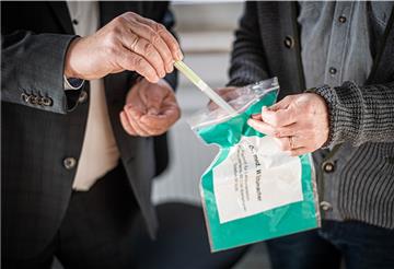 Abstriche von Corona-Verdachtsfällen werden im Labor Dr. Schumacher in Bremerhaven analysiert.