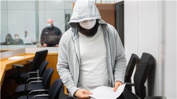 Abu Walaa 2021 vor dem Oberlandesgericht Celle - er klagt gegen seine Ausweisung nach seiner Haftentlassung. (Archivfoto)