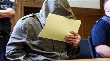 Abu Walaa, früherer IS-Statthalter in Deutschland, sitzt im Gerichtssaal am Verwaltungsgericht in Düsseldorf. (Archivbild)