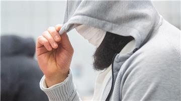 Ex-IS-Deutschland-Chef scheitert mit Antrag gegen Ausweisung Abu Walaa, mutmaßlicher Anführer der Terrormiliz Islamischer Staat (IS) in Deutschland, steht im Oberlandesgericht hinter einer Glasscheibe.