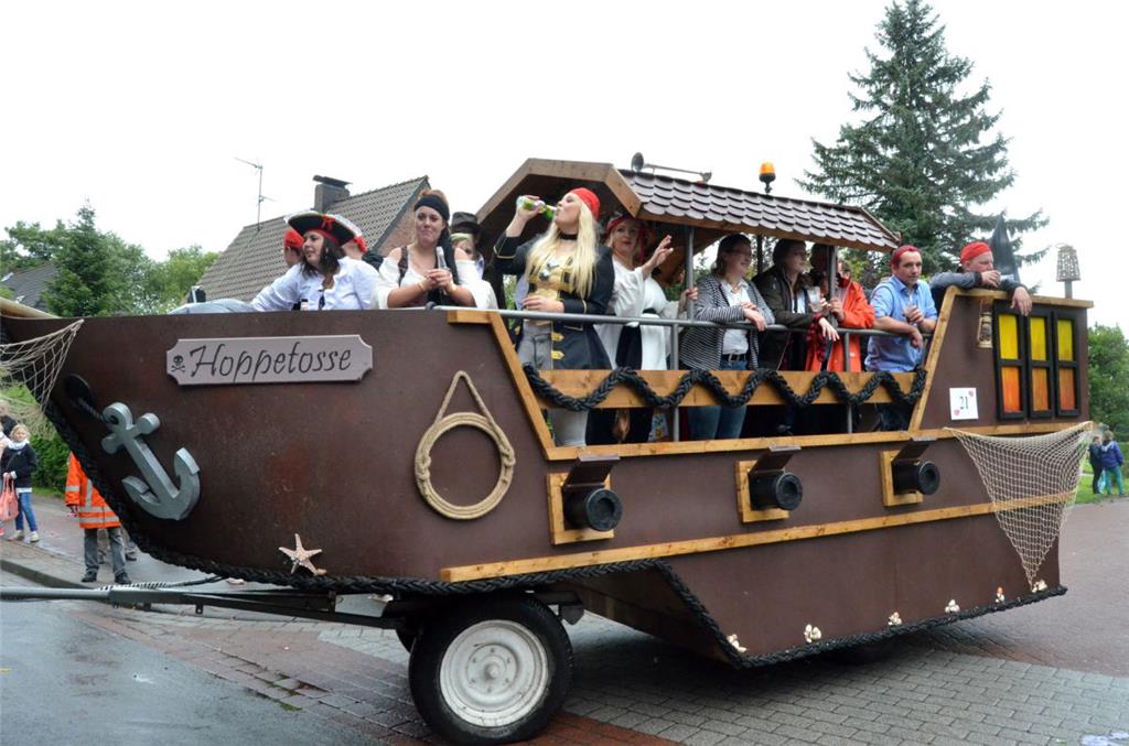 Abwechslungsreicher Festumzug in Dedesdorf: Bei manchen Festwagen stand die kuns...