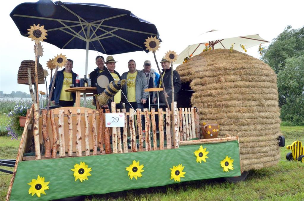 Abwechslungsreicher Festumzug in Dedesdorf: Bei manchen Festwagen stand die kuns...