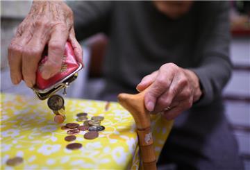 Abzüge über Abzüge: Für viele Rentner bleibt nicht mehr allzu viel Geld zum Leben übrig.