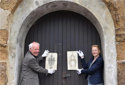 Achim Knöfel und Karin Jens haben Spürsinn beweisen und bei Recherchen zur Golzwarder Kirche Zeichnungen gefunden, die um 1700 entstanden sind.