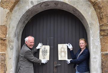Achim Knöfel und Karin Jens haben Spürsinn beweisen und bei Recherchen zur Golzwarder Kirche Zeichnungen gefunden, die um 1700 entstanden sind.