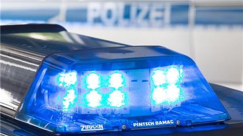 Acht Autos sind auf der A1 Richtung Bremen durch geworfene Gegenstände beschädigt worden (Symbolbild).