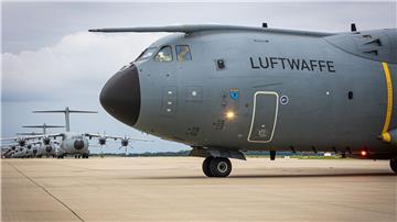 Acht Jahre Einsatz auf dem Bundeswehr-Drehkreuz in Niger sind beendet: Am Freitagabend kehrten zwei Transportmaschinen vom Typ A400M mit bis zuletzt verbliebenen 60 Soldatinnen und Soldaten sowie Material auf den Fliegerhorst Wunstorf in Niedersachsen zurück.