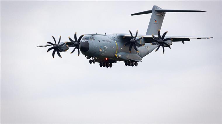 Acht Jahre Einsatz auf dem Bundeswehr-Drehkreuz in Niger sind beendet: Am Freitagabend kehrten zwei Transportmaschinen vom Typ A400M mit bis zuletzt verbliebenen 60 Soldatinnen und Soldaten sowie Material auf den Fliegerhorst Wunstorf in Niedersachsen zurück.