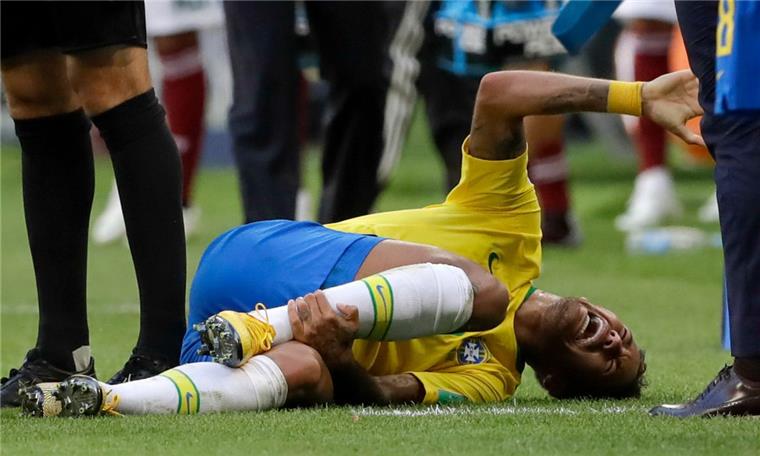 Neymars WM-Bilanz: Ein ramponierter Ruf als Schwalbenkönig und Theaterspieler Achtelfinale: Brasilien - Mexiko im Samara-Stadion. Neymar aus Brasilien liegt nach einem Foulspiel von Layun am Boden.