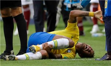 Achtelfinale: Brasilien - Mexiko im Samara-Stadion. Neymar aus Brasilien liegt nach einem Foulspiel von Layun am Boden. 