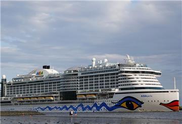 Das Kreuzfahrtschiff „Aidaperla“ fährt bei Niedrigwasser auf der Elbe bei Blankenese in Richtung Nordsee.