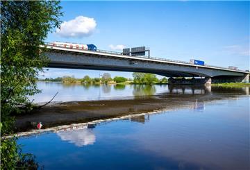 Die Weserbrücke im Verlauf der A1 zwischen den Anschlussstellen Hemelingen und Arsten nahe Bremen.