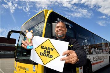 Achtung, Baby an Bord: Busfahrer James Weber wurde zum unfreiwilligen Geburtshelfer.