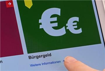 Auf einem Display in einem Jobcenter werden Onlineangebote rund um das Bürgergeld abgerufen.