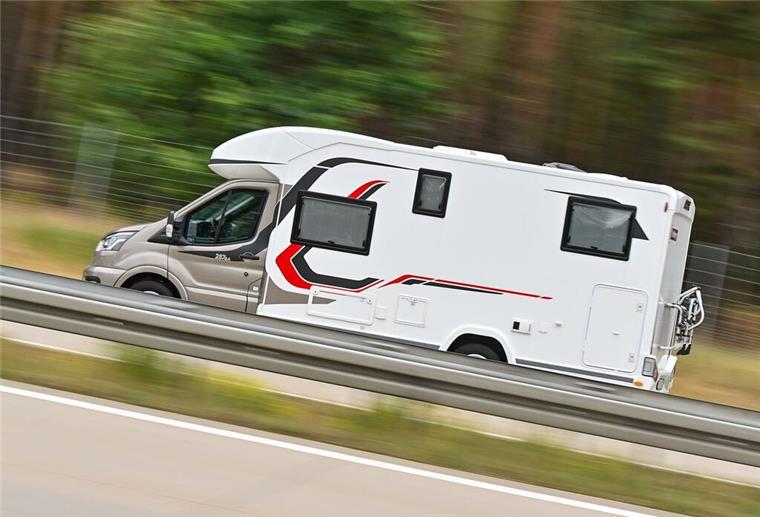 Ein Wohnmobil ist auf der Autobahn 13 unterwegs.