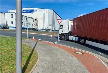 Achtung, Lastwagen: An dieser Biegung steht ein neues Vorfahrt achten-Schild: Es gilt nicht dem Lastwagen, sondern dem Radverkehr. Gucken muss der Radfahrer aber nicht nach links, sondern nach hinten rechts.