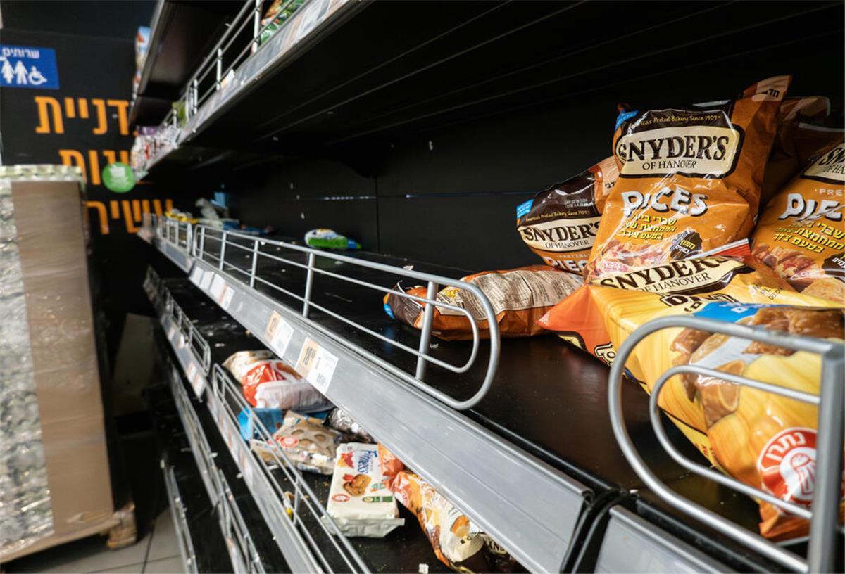 Warnung vor inneren Blutungen! Diese Brötchen auf keinen Fall essen Das Regal eines Supermarktes.