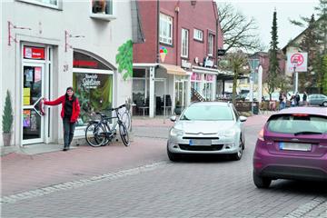 Achtung Unfallgefahr: Selbst kleinere Fahrzeuge haben Schwierigkeiten, das enge Rund des Kreisels auf der Straße auszufahren, der Gehweg wird regelmäßig mitgenutzt.