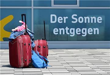 Koffer stehen vor eienm Flughafen. 