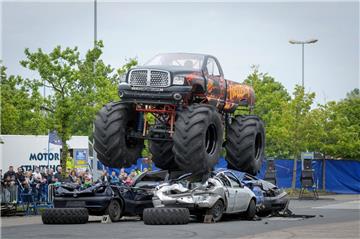 Action in Bohmsiel: Monstertrucks springen durch die Luft.
