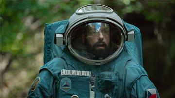 Adam Sandler als Kosmonaut Jakub in dem Netflixfilm „Spaceman“.