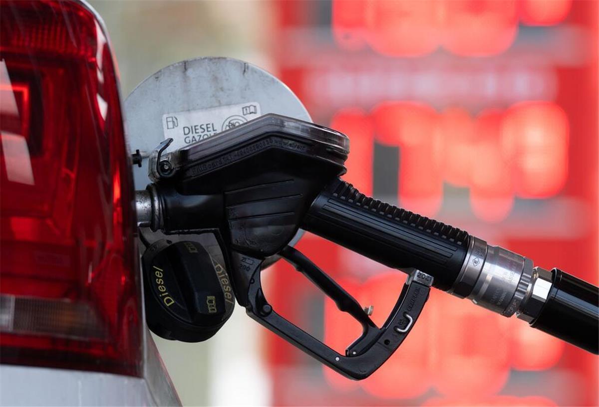 Teure Schäden durch AdBlue-Tanken: Was Autofahrer unbedingt wissen müssen Ein Zapfpistole steckt in der Tanköffnung eines Autos.